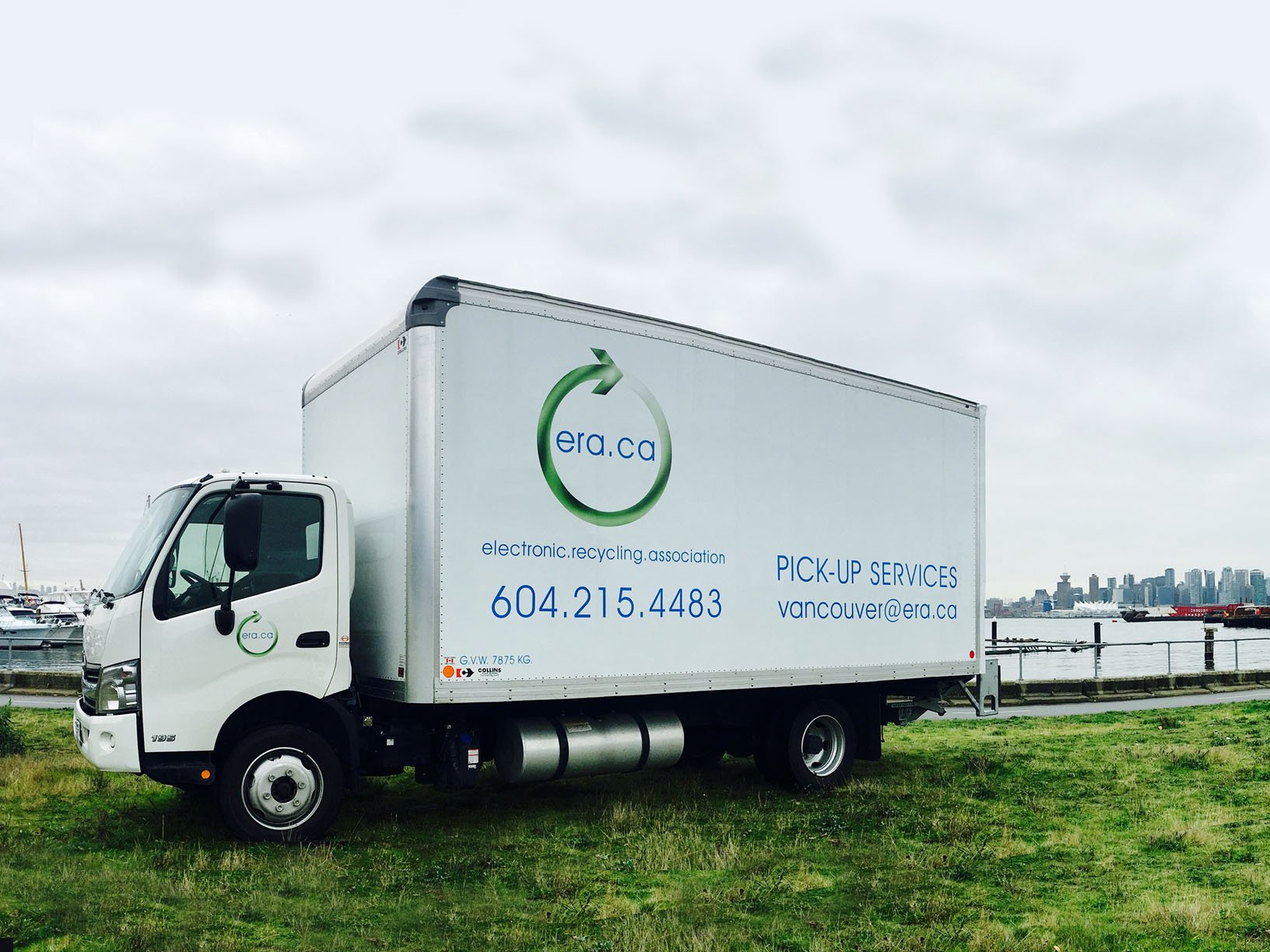 Camion de ramassage de l\'Association de Recyclage Électronique stationné sur un terrain près de la mer