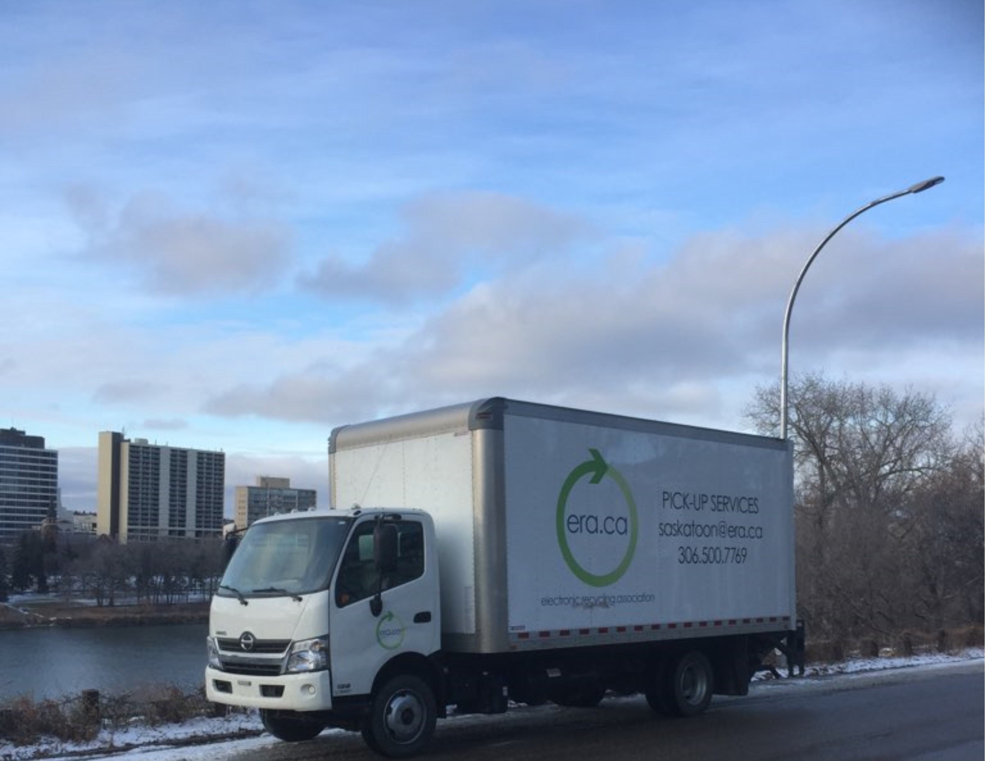 Camion de ramassage de l\'Association de Recyclage Électronique stationné à Saskatoon